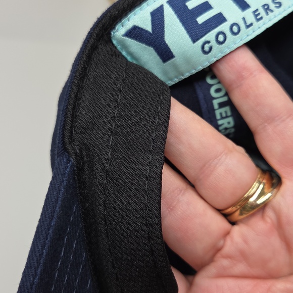 Yeti Built For The Wild Snap Back Navy Trucker Hat Ball Cap & Sticker - Picture 12 of 12